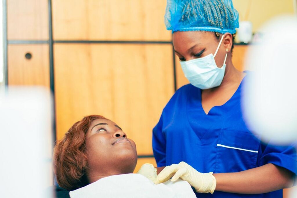 Dentiste rassurant son patient